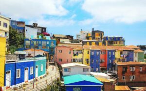 colorful houses in Valparaíso, Chile; skip tracing services in Chile concept