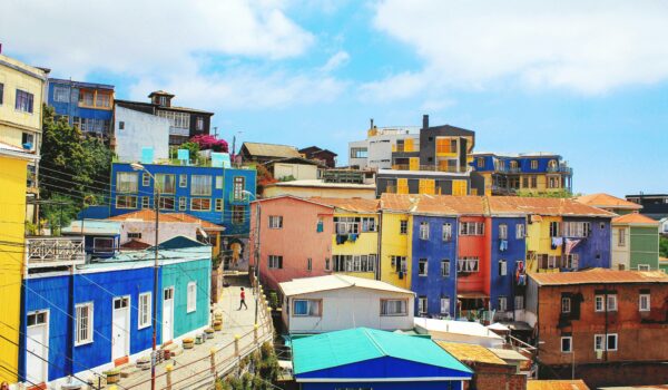 colorful houses in Valparaíso, Chile; skip tracing services in Chile concept